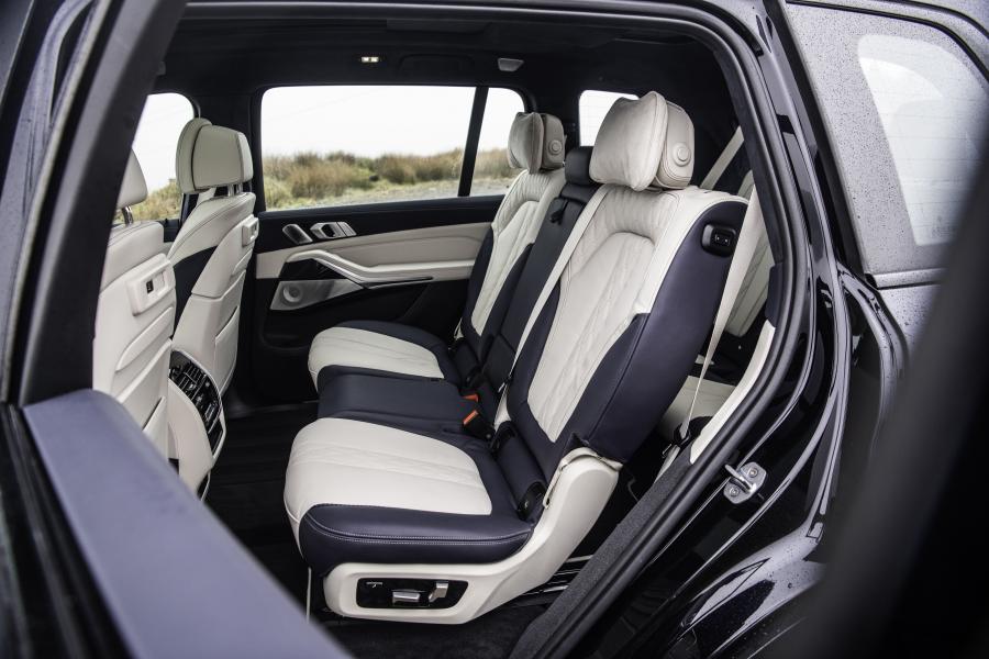 Интерьер BMW X7 xDrive30d M Sport (G07) 2019 года  (UK) (фото 31 из 40)